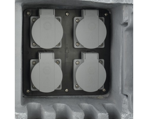 Une image d''une boîte de dérivation avec quatre prises de courant à contact de protection avec couvercles rabattables
