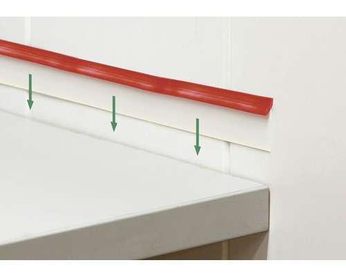 Plan de travail de cuisine avec crédence carrelée et bande d''étanchéité pour joints