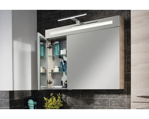 Salle de bain avec armoire de toilette, éclairage et étagères