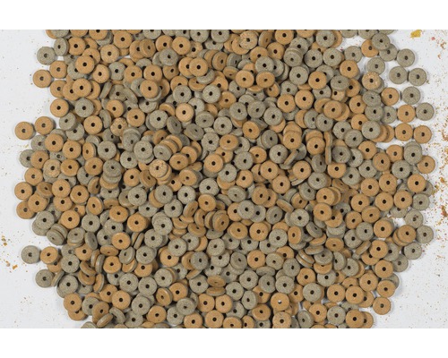 Viele runde Holzscheiben mit Loch in der Mitte