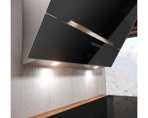Dunstabzugshaube mit schwarzem Glas und Beleuchtung