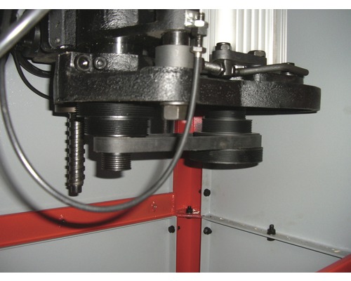 Vue détaillée d''une presse d''atelier mécanique avec des éléments tels qu''une broche filetée et une courroie trapézoïdale