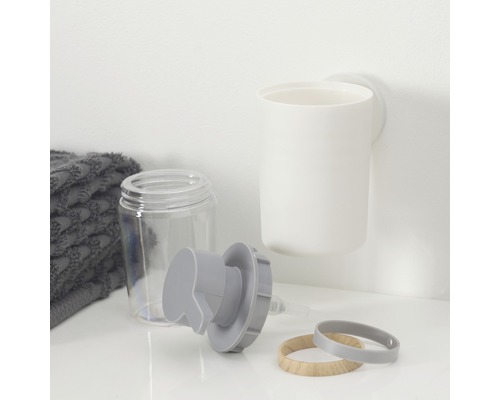 Distributeur de savon, gobelet à brosse à dents et serviette sur une étagère