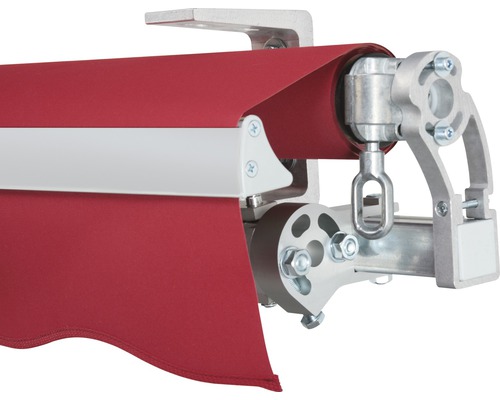 Detailansicht einer Markise mit rotem Stoff und silberfarbenen Halterungen.
