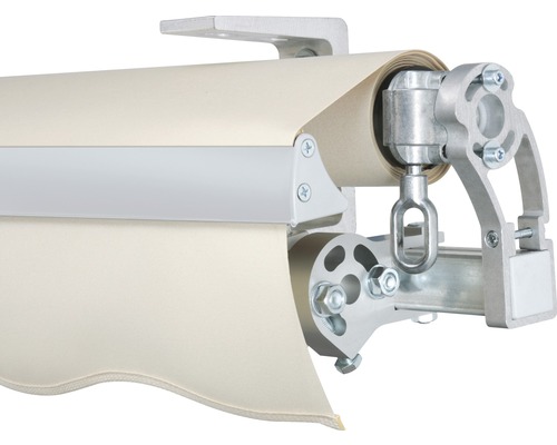 Detailansicht einer Markise mit hellbeigem Stoff und silberfarbenen Halterungen