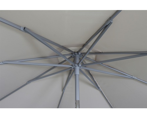 Vue de dessous d''un parasol avec baleines et toile