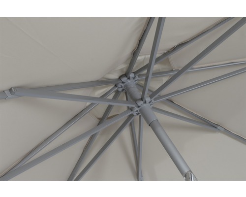 Vue intérieure d''un parasol ouvert avec structure métallique et revêtement en tissu clair