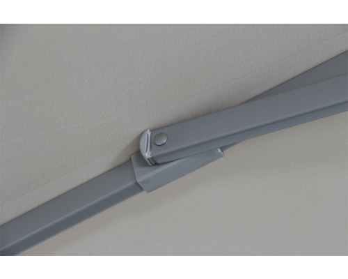 Gros plan sur la structure et le parasol d''un parasol