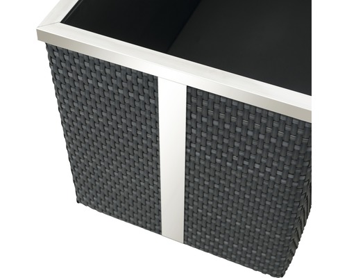 Detailansicht eines Pflanzgefäßes mit geflochtener Textur und Metalleinfassung