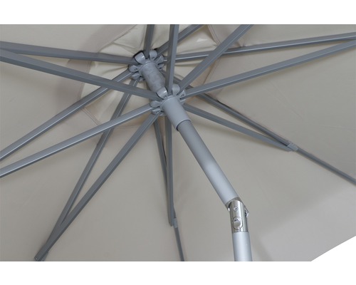 Vue du dessous d''un parasol avec baleines