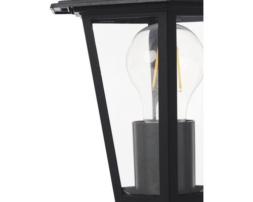 Detail einer schwarzen Aussenleuchte mit Glühbirne