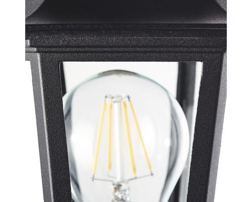 Detailansicht einer schwarzen Aussenleuchte mit Glühbirne