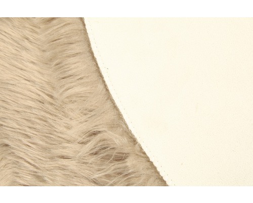 Gros plan d''un tapis en fausse fourrure