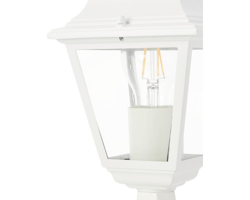 Detailansicht einer weißen Außenleuchte mit klarem Glas und Glühbirne