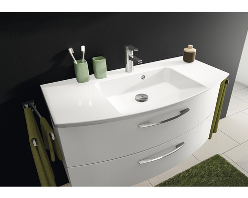 Waschtisch mit zwei Schubladen, Waschbecken, Armatur und Accessoires im Badezimmer