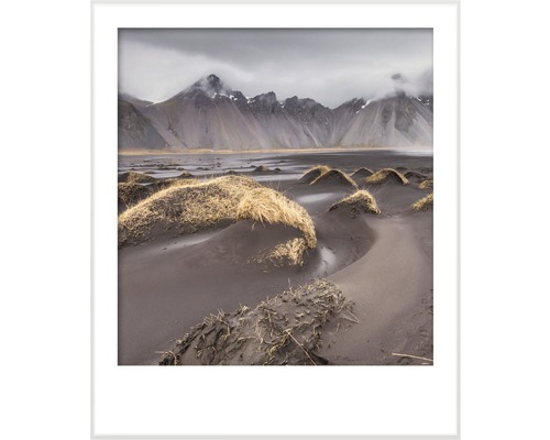 Gerahmtes Landschaftsbild mit Dünen und Bergen