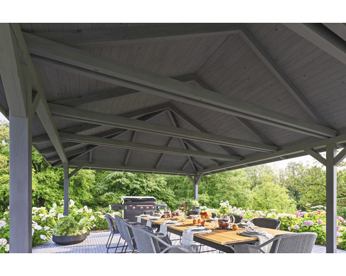 Pavillon mit Holzdach, Esstisch und Grill im Garten