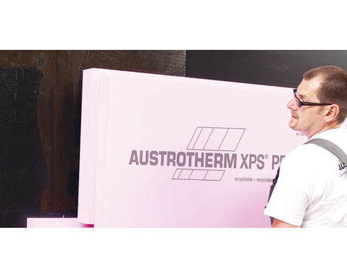 Mann montiert Austrotherm XPS Platten zur Wärmedämmung