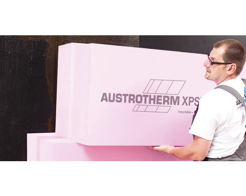 Mann verarbeitet Austrotherm XPS Dämmplatten für die Fassadendämmung
