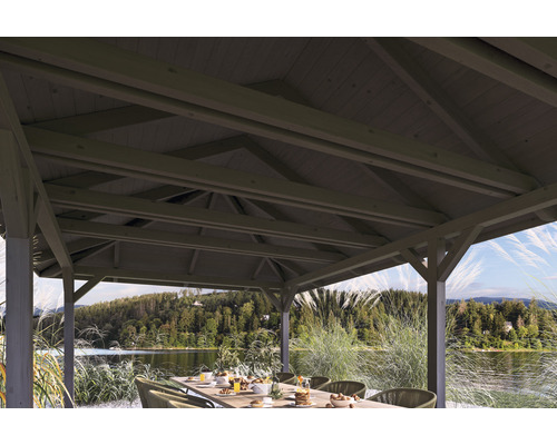 Vue sous l''abri avec table et vue sur le lac