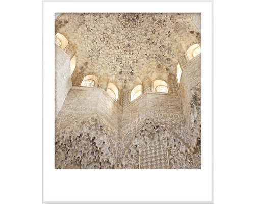 Detailansicht der Innenarchitektur eines Raumes mit komplizierten Stuckarbeiten und kleinen Fenstern