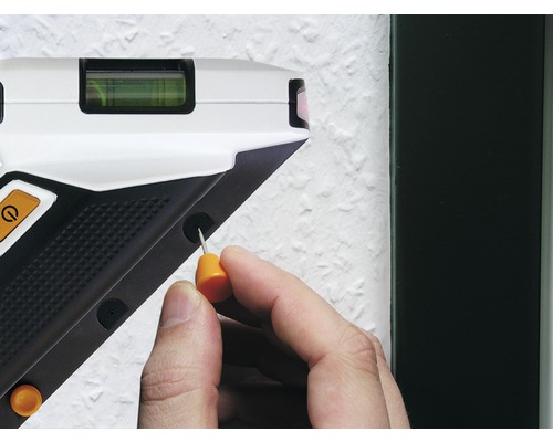 Un niveau à bulle est ajusté avec un tournevis pour garantir une mise à niveau précise.