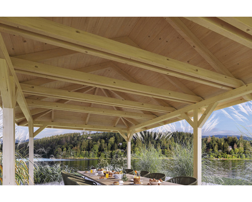 Pavillon de jardin en bois avec structure de toit en bois et vue sur un lac