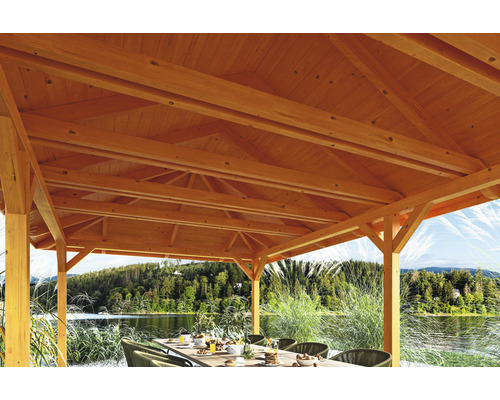 Vue détaillée d''un pavillon en bois avec table et chaises