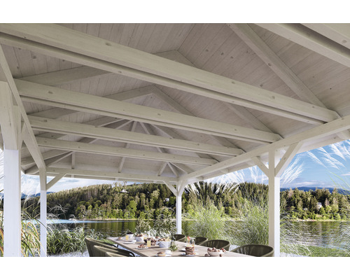 Vue intérieure d''un pavillon de jardin avec toit en bois et table à manger