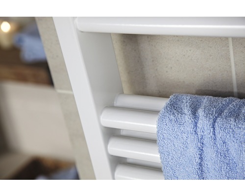 Nahaufnahme eines weißen Handtuchwärmers mit einem blauen Handtuch