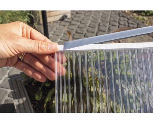 Imperméabilisation pour panneaux alvéolés Vitavia L 6700-11500 Démonstration de l''installation d''une plaque alvéolaire transparente
