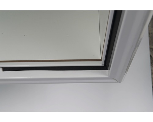 Vue détaillée d''une armoire de salle de bains avec miroir