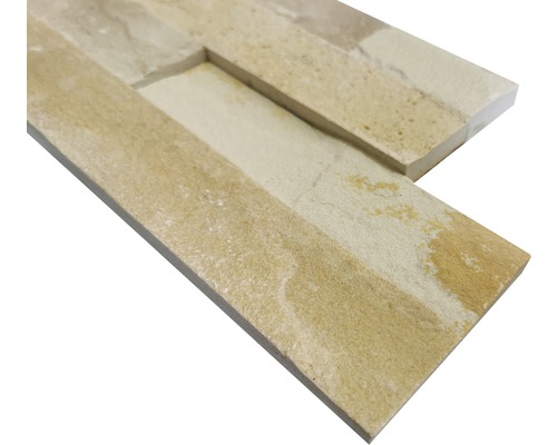 Nahaufnahme einer Wandverkleidung aus Sandstein