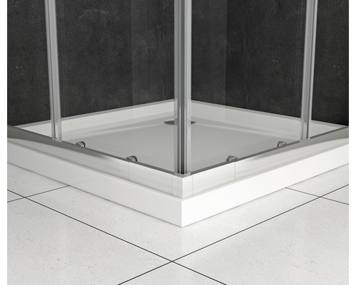 Detailansicht einer Duschkabine mit Duschwanne und Glaswänden