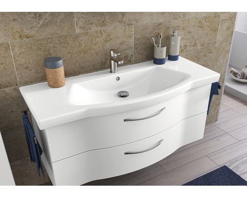 Waschtischunterschrank mit Waschbecken, Armatur und Zubehör im Badezimmer.