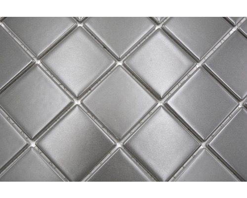 Nahaufnahme von quadratischen Keramikmosaikfliesen