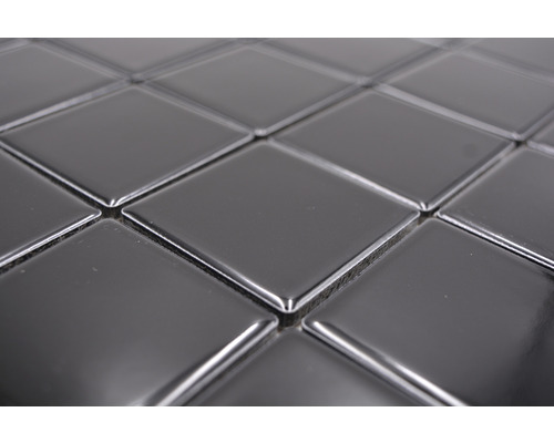 Gros plan de carreaux de mosaïque noirs de forme carrée