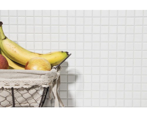 Weisse Mosaikfliesen mit Früchtekorb