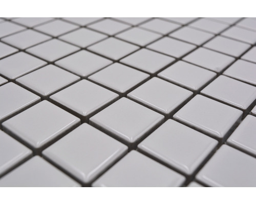 Nahaufnahme von weißen quadratischen Mosaikfliesen