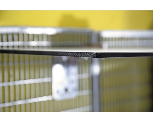 Detailansicht einer Regalbodenkante