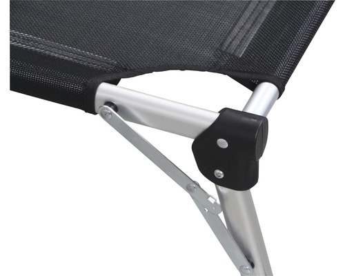 Detailansicht eines Hundebettes mit Metallrahmen und schwarzem Netzstoff