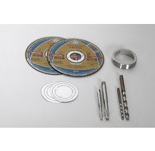Zwei Trennscheiben, eine Ringmutter, zwei Gewindebohrer und zwei Spiralbohrer liegen auf einem Tisch.