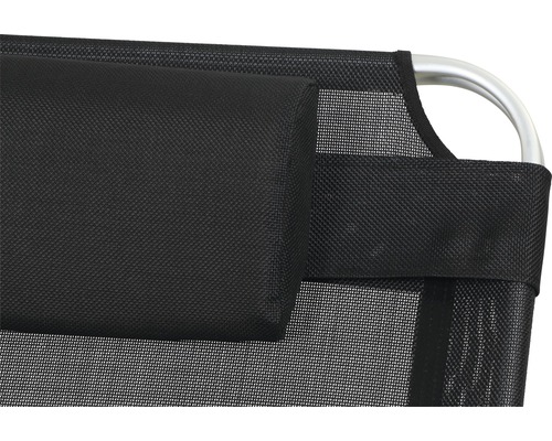 Detailansicht einer schwarzen Liege mit Kopfkissen und silberfarbenem Gestell.
