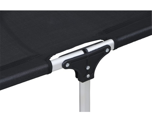 Detailansicht einer Campingliege mit schwarzem Stoffbezug und silberfarbenem Aluminiumgestell.