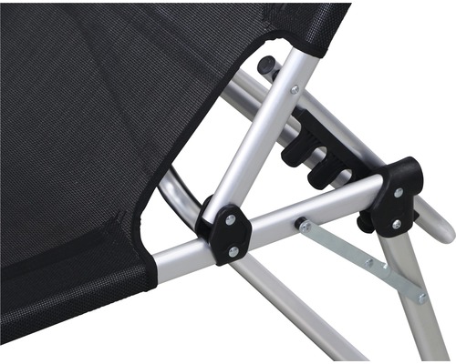 Detailansicht eines Liegestuhls mit Textilbespannung und Aluminiumrahmen