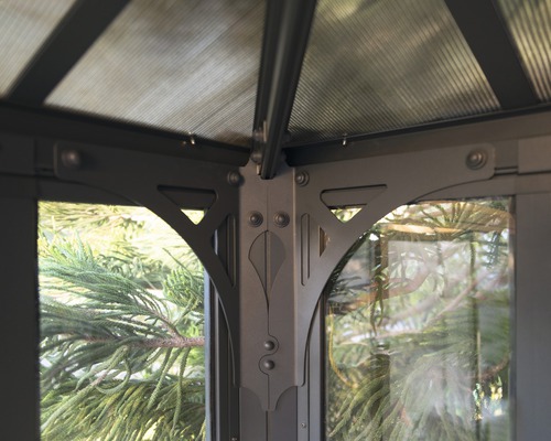 Vue détaillée d''une tonnelle de jardin avec des éléments en métal et un toit transparent