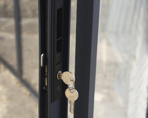 Gros plan d''une serrure de porte avec clé