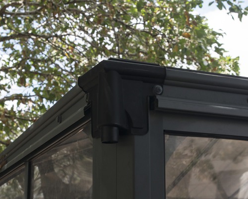 Detailansicht einer grauen Pavillon Ecke mit Regenrinne