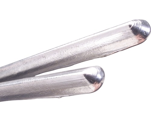 Gros plan de deux fils de soudure