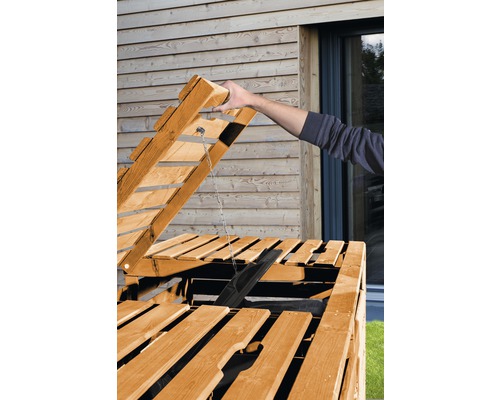 Geöffnete Holzauflagenbox im Außenbereich